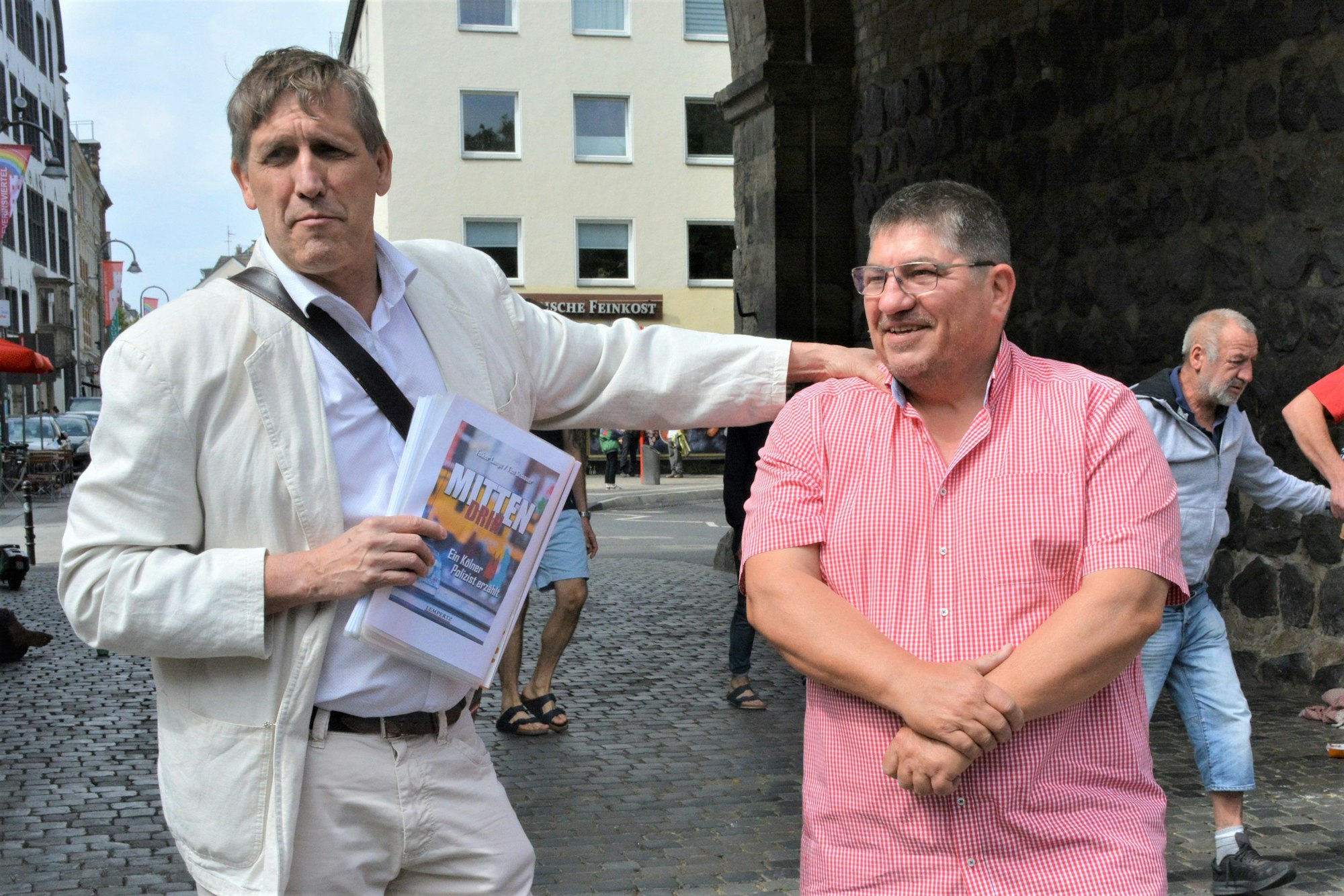 Cornel Wachter und Volker Lange stehen unter der Severinstorburg.
