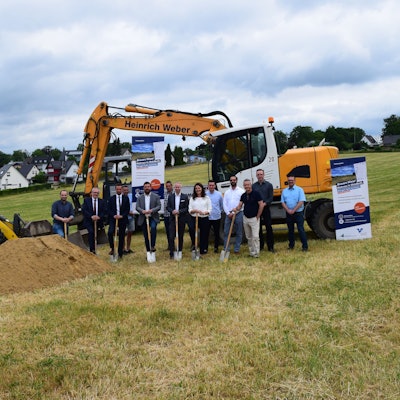 Mit allen Beteiligten hat Waldbröls Bürgermeisterin Larissa Weber jetzt den ersten, symbolisch gemeinten Spatenstich für das Neubaugebiet „Breuers Wiese“ vollzogen.
