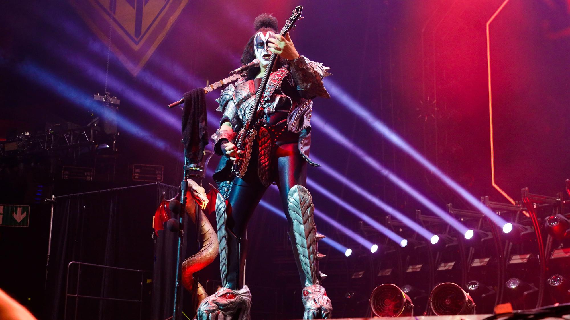Gene Simmons steht auf der Bühne in der Kölner Lanxess-Arena.