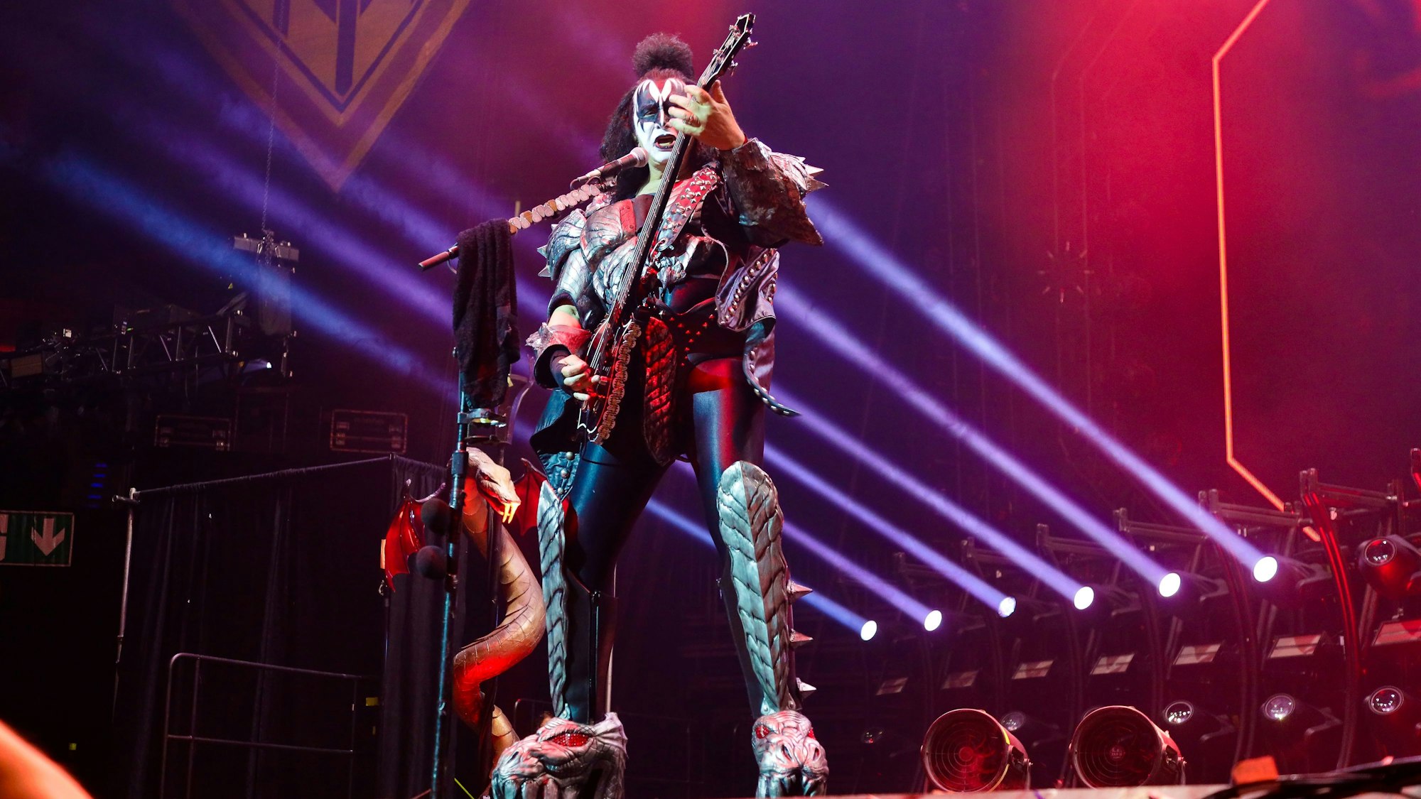 Gene Simmons steht auf der Bühne in der Kölner Lanxess-Arena.