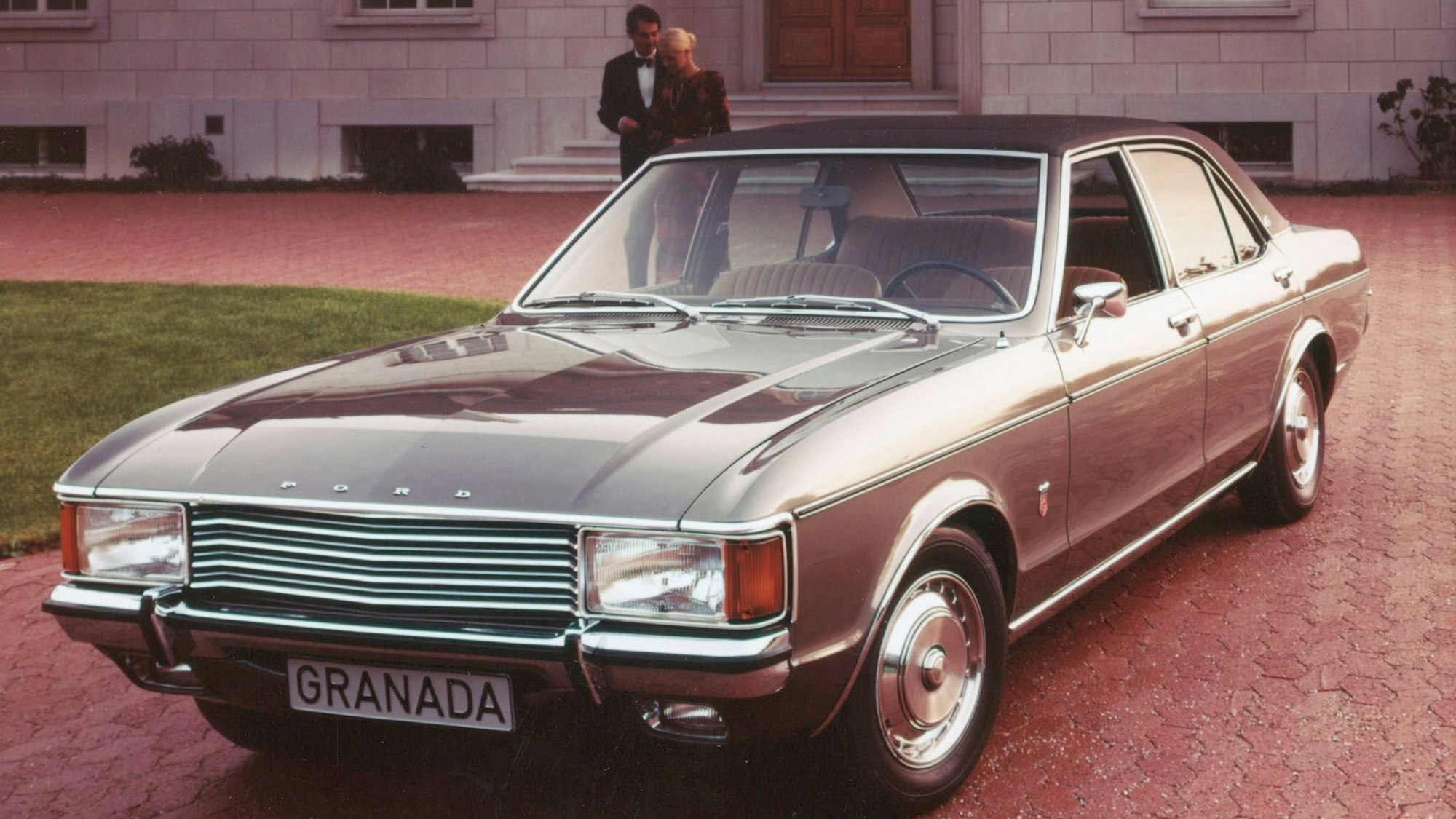Ford Granada I. Der Taunus-Nachfolger macht besonders in der reichhaltig ausgestatteten Topversion GXL mit serienmäßigem Kunstlederdach viel her.  1972 bis 1977 in Köln produziert.