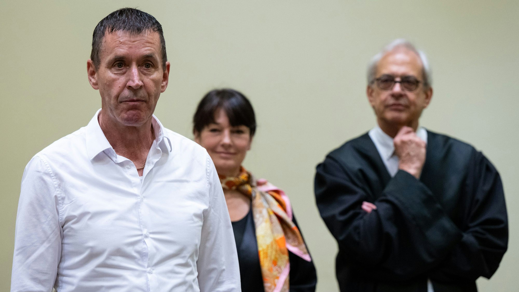 Manfred Genditzki (l) steht vor Prozessbeginn im Wiederaufnahmeverfahren um den sogenannten Badewannen-Mordfall zusammen mit seinen Anwälten Regina Rick (M) und Klaus Wittmann im Gerichtssaal. Das Landgericht München II hatte Genditzki 2010 wegen Mordes zu einer lebenslangen Gefängnisstrafe verurteilt. Er wurde im August 2022 nach 4912 Tagen aus der Haft entlassen, weil es erhebliche Zweifel daran gibt, dass er den Mord tatsächlich begangen hat.
