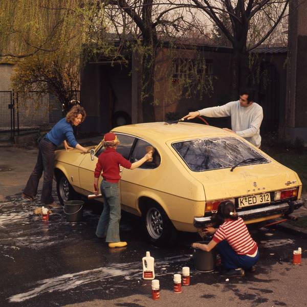 In der zweiten Capri-Generation tauscht Ford den kurzen Kofferraumdeckel gegen eine veritable Heckklappe. Der Capri wird also praktischer, schön und sportlich bleibt er natürlich trotzdem. 1974 bis 1986 in Köln produziert.