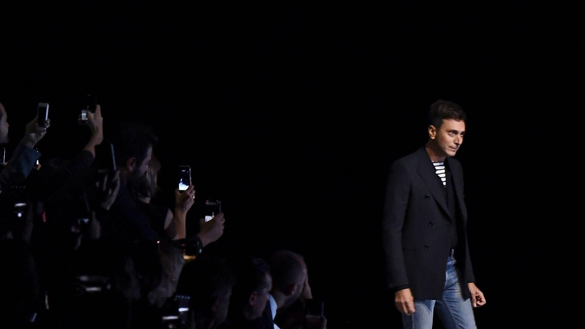 Celine-Chefdesigner Hedi Slimane bei einer Modeschau in Paris (2018). Foto: Anne-Christine POUJOULAT / AFP