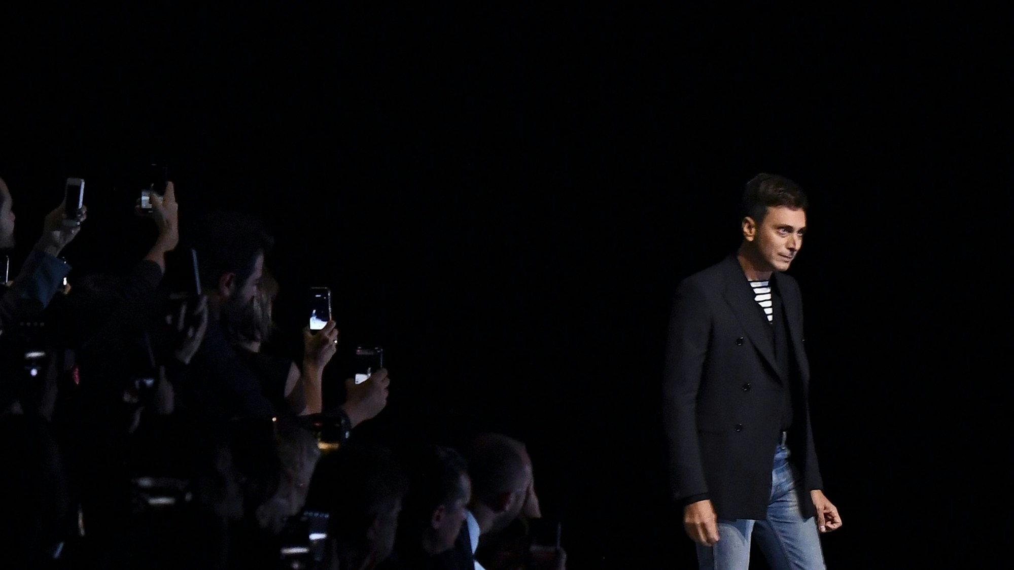 Celine-Chefdesigner Hedi Slimane bei einer Modeschau in Paris (2018). Foto: Anne-Christine POUJOULAT / AFP
