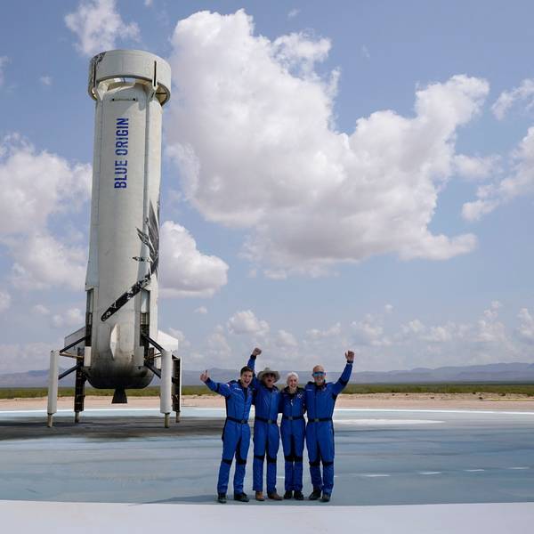Oliver Daemen (l-r), aus den Niederlanden, Jeff Bezos, Gründer von Amazon und des Weltraumtourismus-Unternehmens Blue Origin, Wally Funk, ehemalige US-Pilotin, und Mark Bezos, Bruder von Jeff Bezos, stehen nach der Landung für ein Foto zusammen.