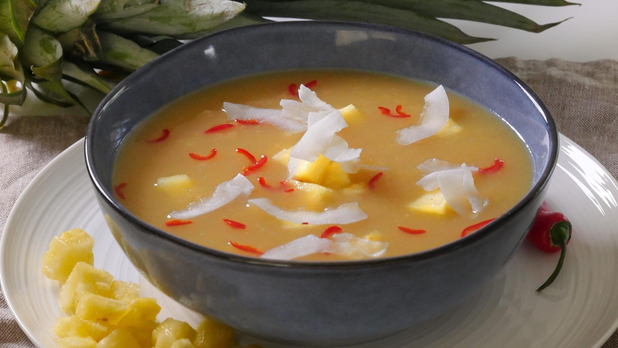Ananas-Kaltschale mit Chiliflocken, Kokoschips und Ananas-Stücken