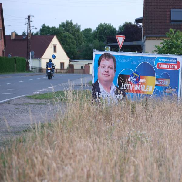Sachsen-Anhalt, Raguhn-Jeßnitz: Ein Wahlplakat der AfD am Ortseingang von Ragun. Hannes Loth (AfD) ist zum neuen Bürgermeister in Raguhn-Jeßnitz gewählt worden. Foto: Sebastian Willnow/dpa +++ dpa-Bildfunk +++