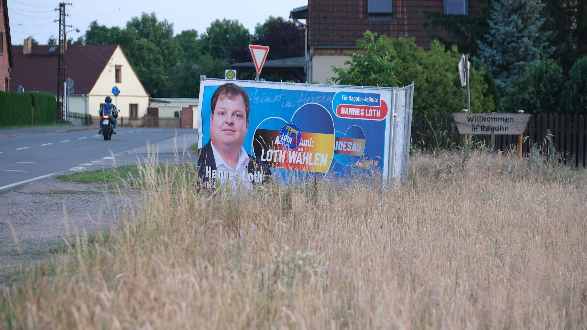 Sachsen-Anhalt, Raguhn-Jeßnitz: Ein Wahlplakat der AfD am Ortseingang von Ragun. Hannes Loth (AfD) ist zum neuen Bürgermeister in Raguhn-Jeßnitz gewählt worden. Foto: Sebastian Willnow/dpa +++ dpa-Bildfunk +++