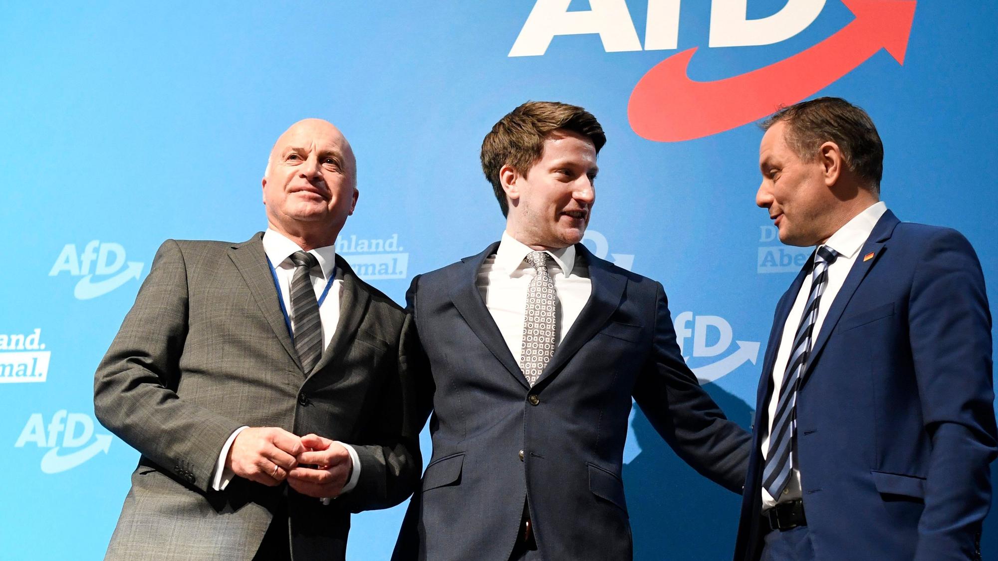 Der neugewählte Landesvorsitzende der AfD in Nordrhein-Westfalen, Martin Vincentz (M), freut sich mit seinem Vorgänger Rüdiger Lucassen (l) und dem Bundessprecher Tino Chrupalla über seine Wahl.