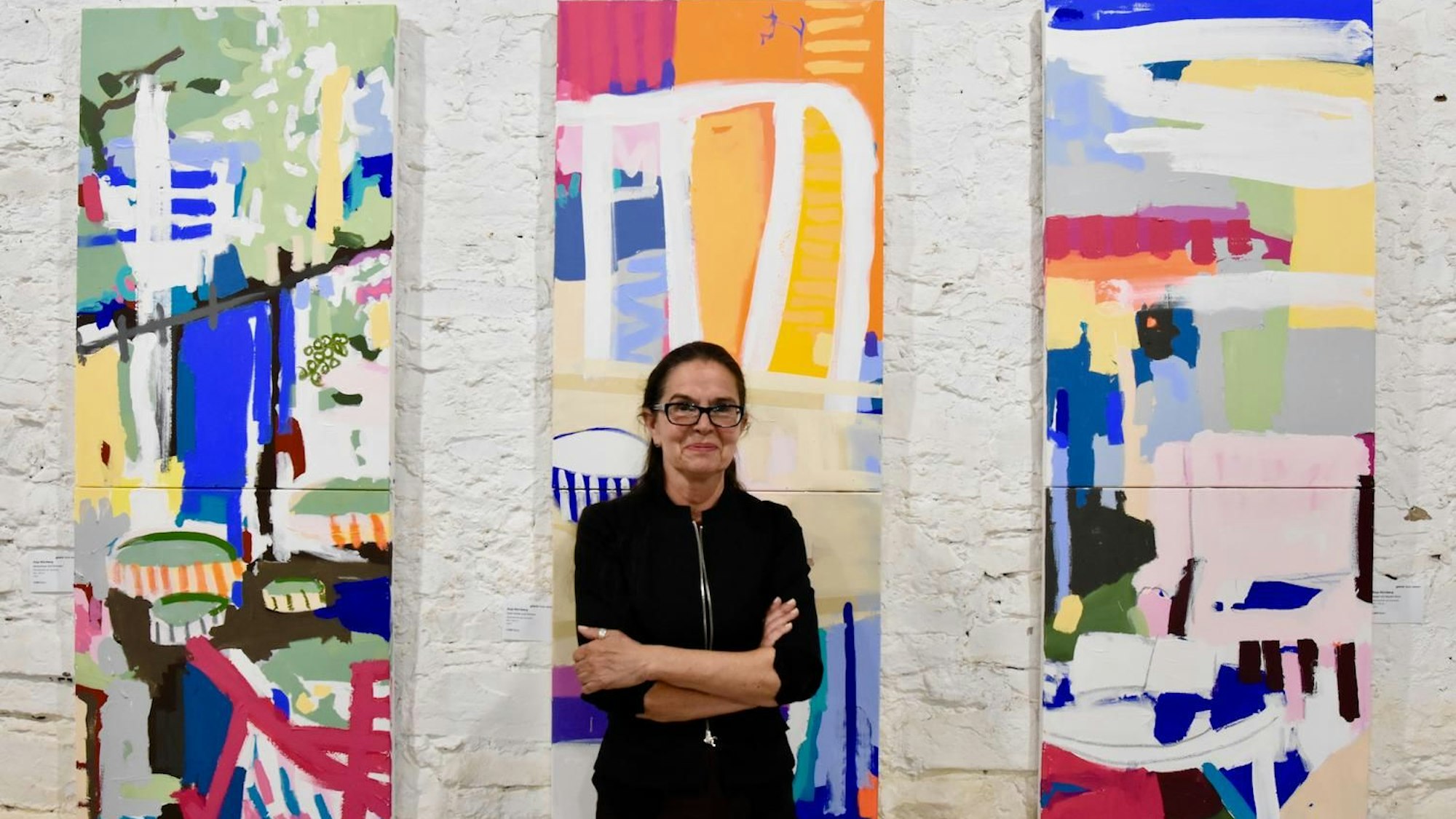 Sommerausstellung in Eitorf: Galeristin Luzia Sassen vor Bildern von Anja Nürnberg.