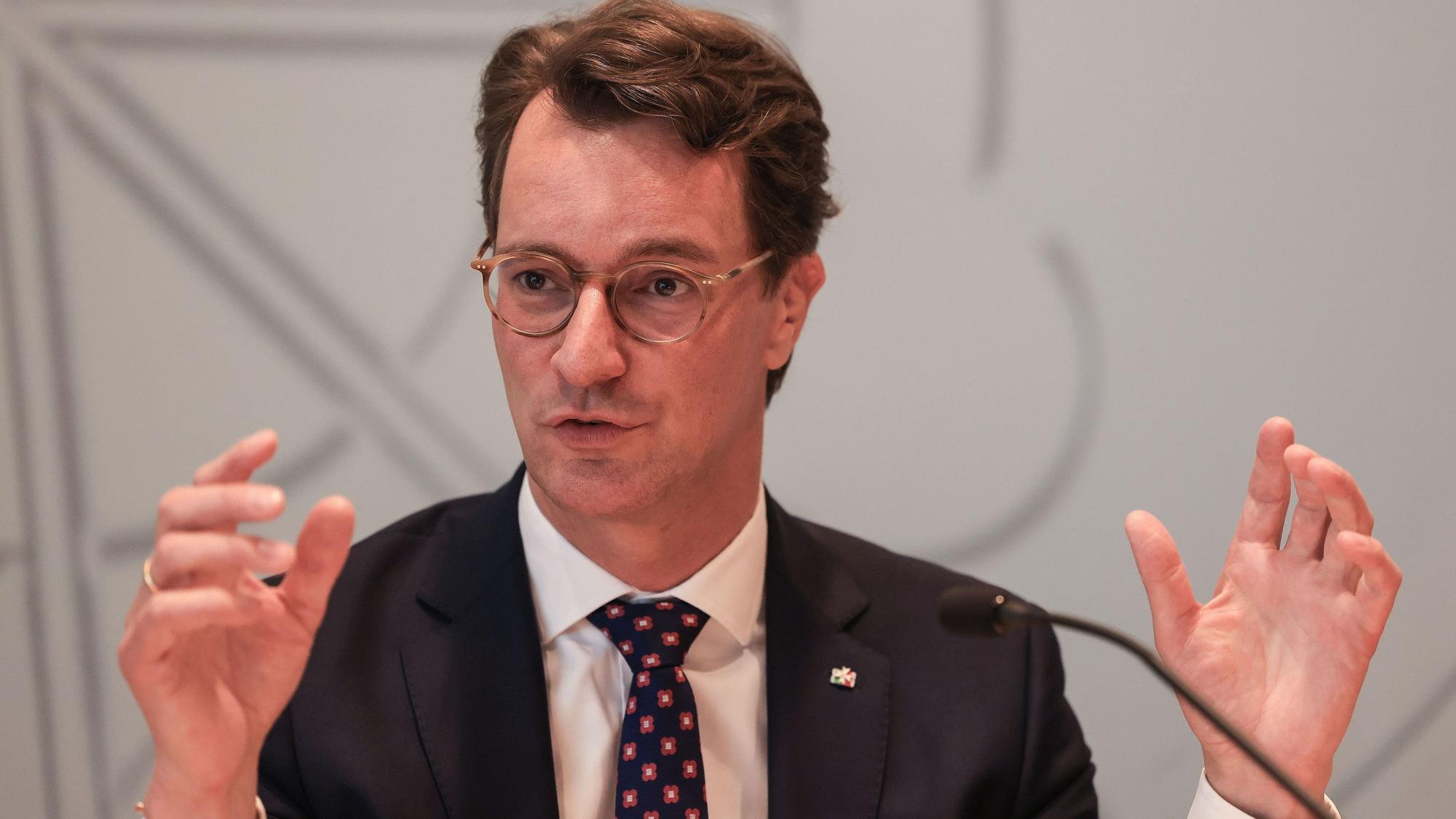 Hendrik Wüst (CDU), Ministerpräsident von Nordrhein-Westfalen, spricht auf einer Pressekonferenz der Landesregierung.