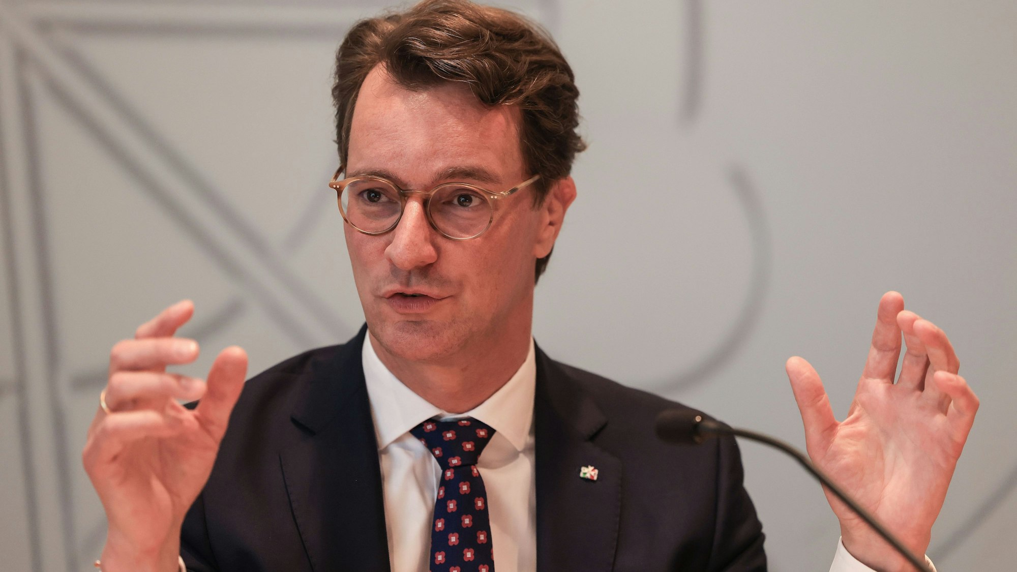 Hendrik Wüst (CDU), Ministerpräsident von Nordrhein-Westfalen, spricht auf einer Pressekonferenz der Landesregierung.