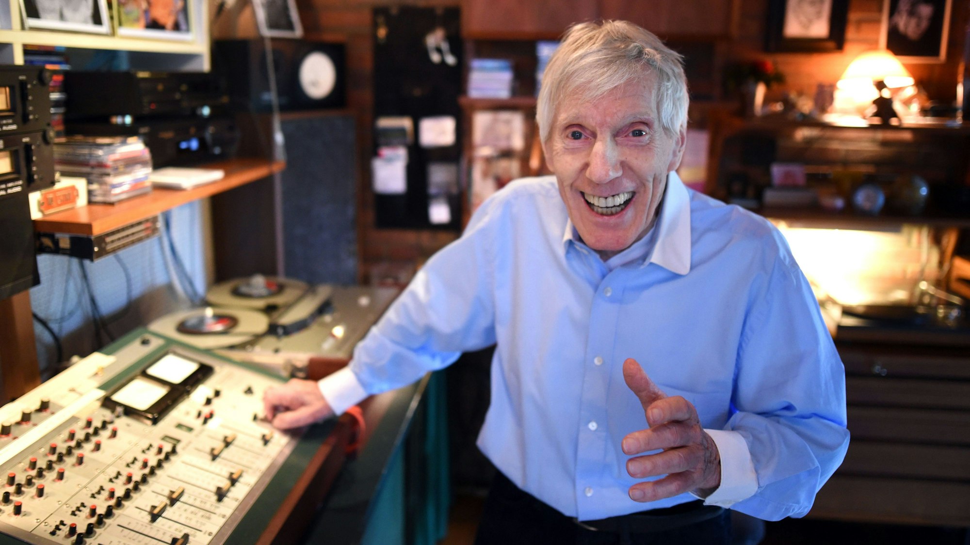 Der Musiker Hans Blum demonstriert in seinem Wohnzimmer die Musiktechnik der 60er Jahre.
