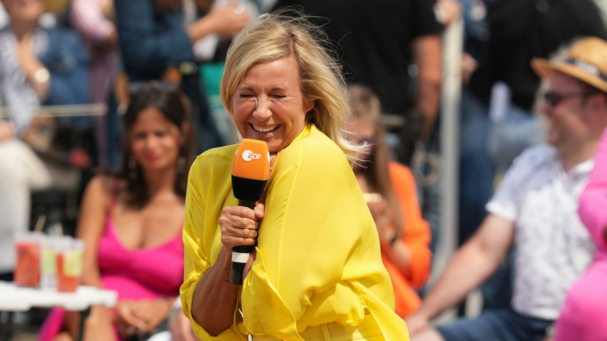 Andrea Kiewel moderiert den „ZDF Fernsehgarten“.