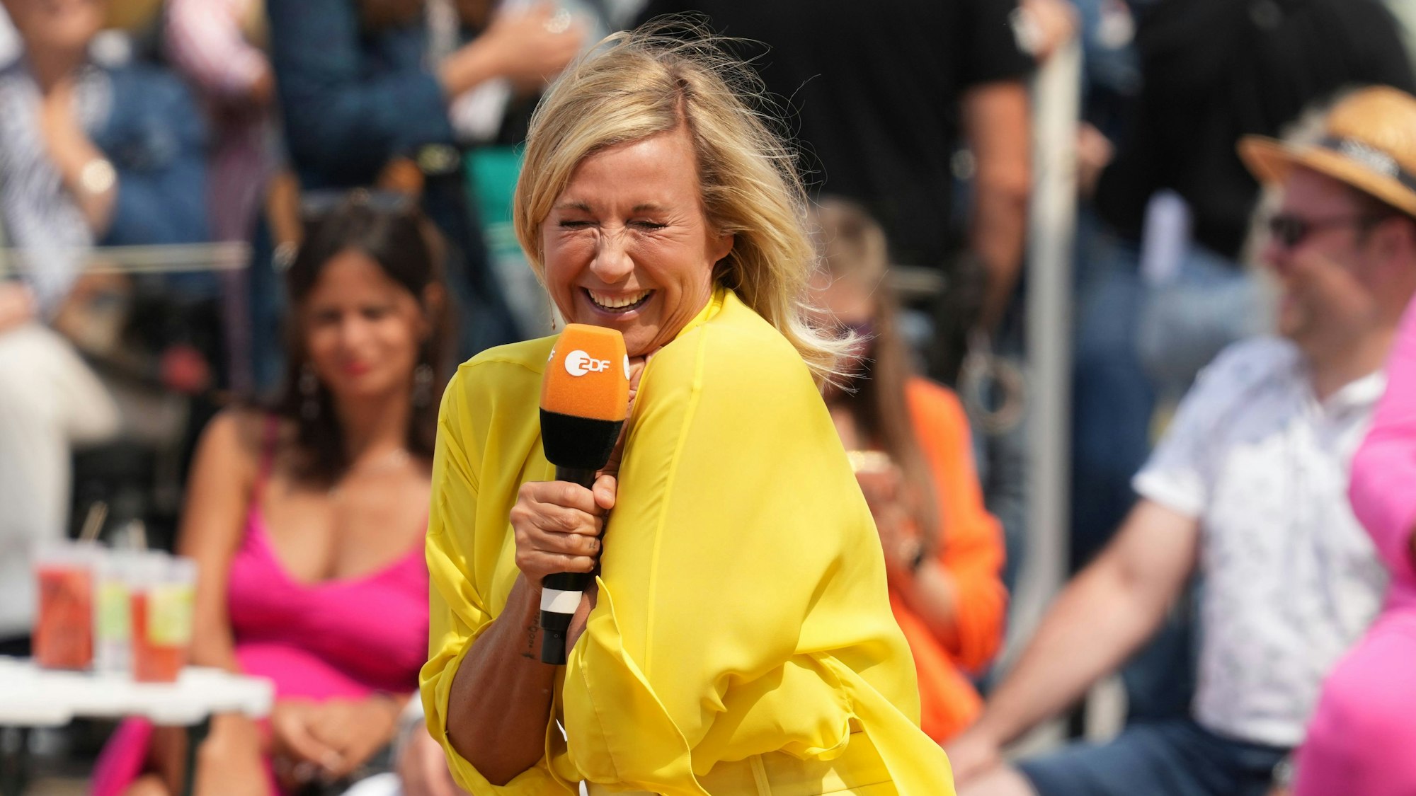 Andrea Kiewel moderiert den „ZDF Fernsehgarten“.