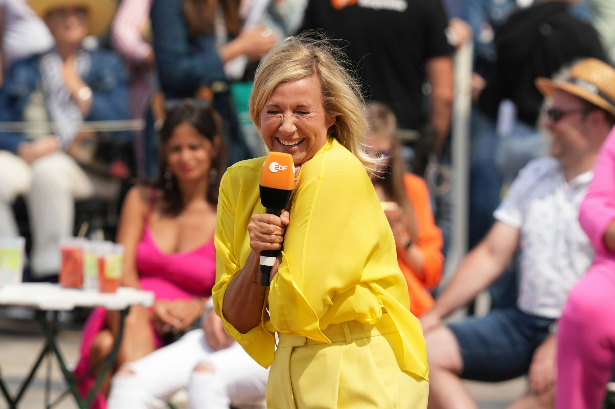 Moderatorin Andrea Kiewel in der Unterhaltungsshow ZDF Fernsehgarten am 02.07.2023 in Mainz.