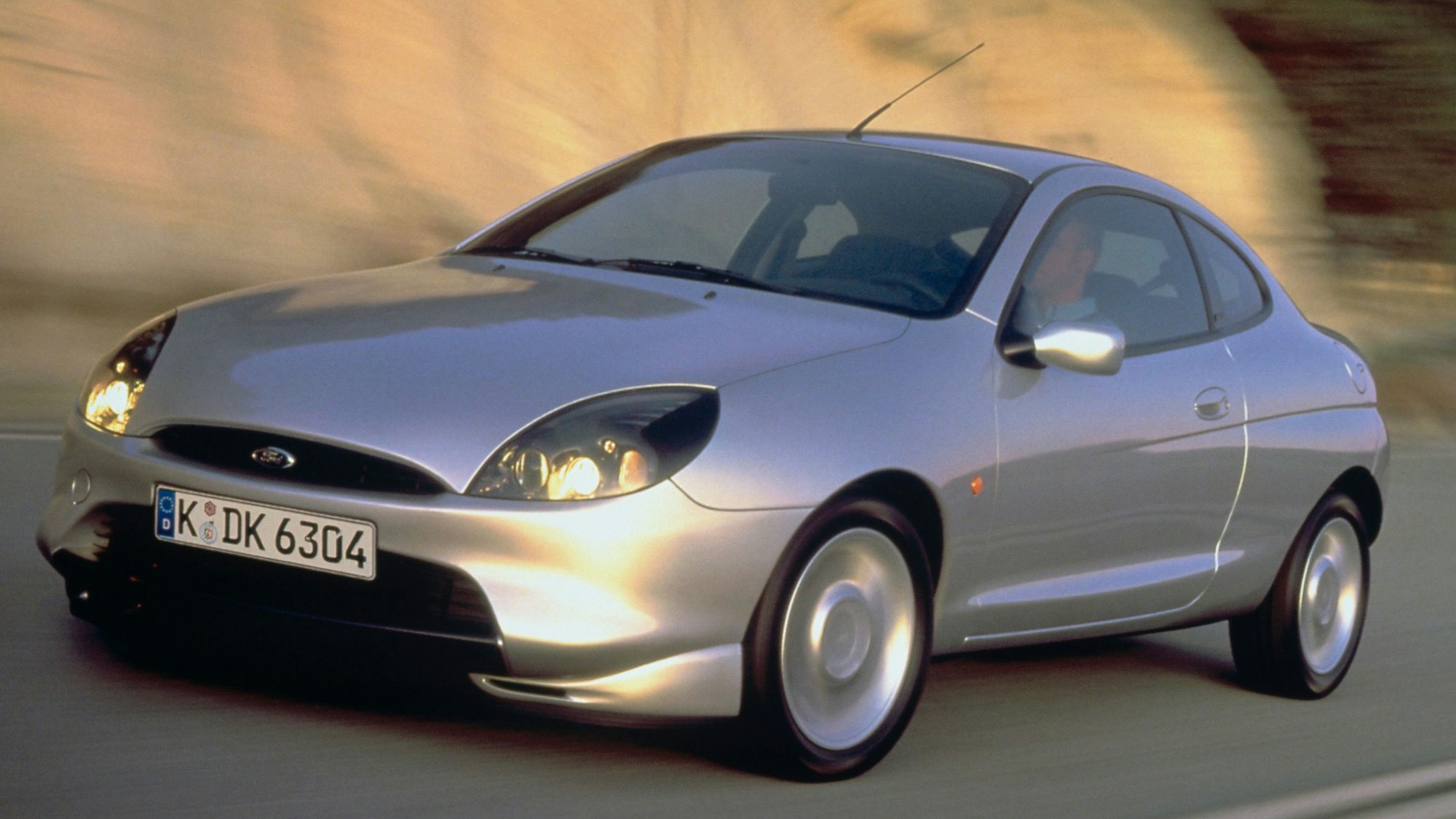 Ford Puma 1997. Das kleine Sportcoupé entsteht auf Basis der vierten Fiesta-Generation und bringt mit einem 1,7-Liter-Motor bis zu 125 PS auf die Straße. 1997 bis 2001 in Köln produziert.