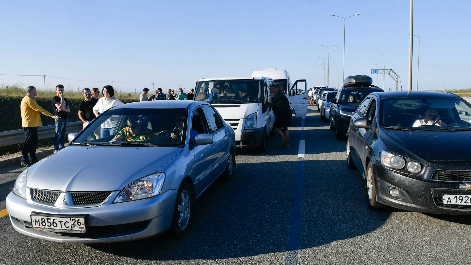 Viele Autos stehen im Stau, einige Fahrer und Urlauber sind ausgestiegen.