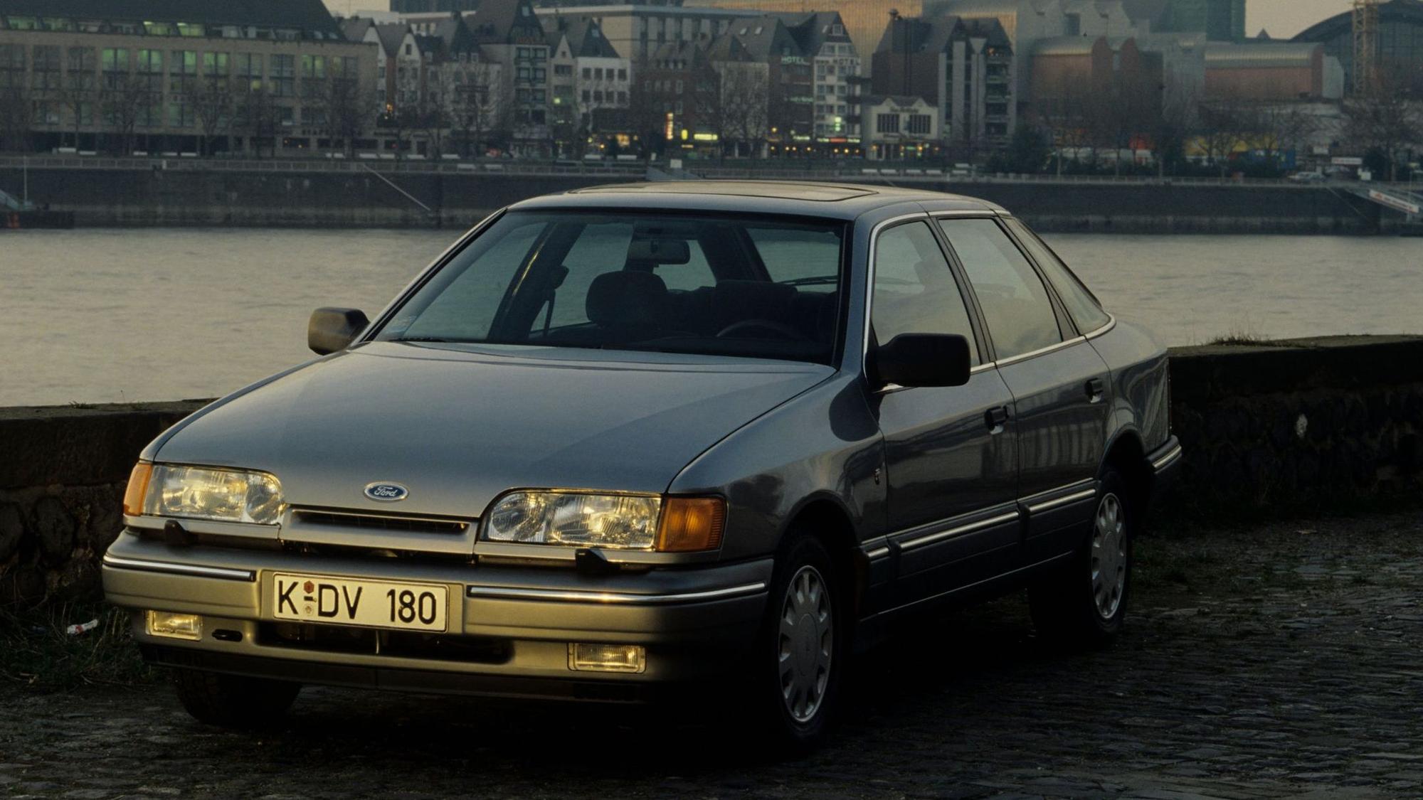 Ford Scorpio 2,0 1985. Mit dem Scorpio setzt Ford ein Ausrufezeichen in der gehobenen Mittelklasse: Die Ford-Limousine ist der erste Großserien-Pkw, der serienmäßig ein Antiblockier-Bremssystem (ABS) bietet – nicht nur bei Ford, sondern branchenweit. 1986 wählt ihn eine Fachjury zu Europas „Auto des Jahres“. 1985 bis 1994 in Köln produziert.