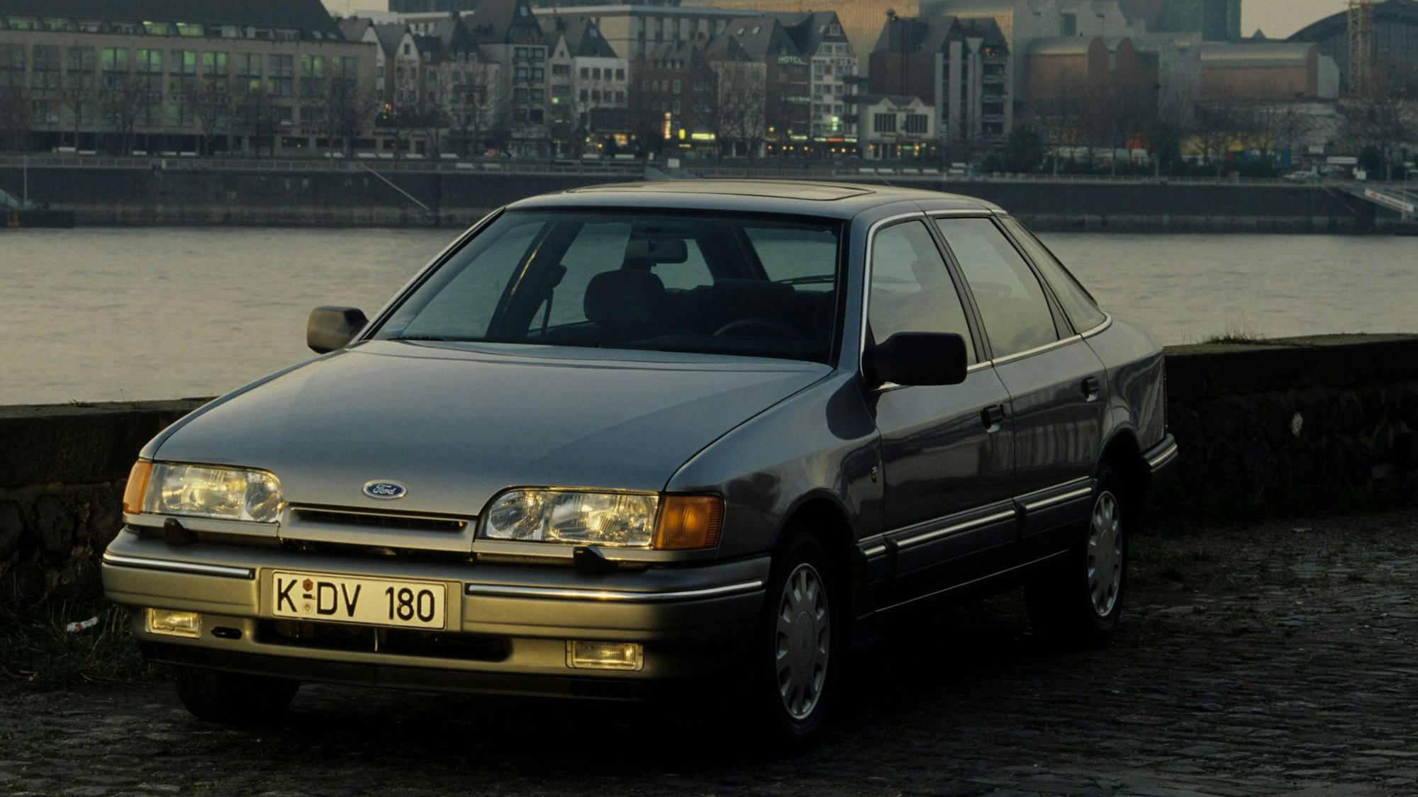 Ford Scorpio 2,0 1985. Mit dem Scorpio setzt Ford ein Ausrufezeichen in der gehobenen Mittelklasse: Die Ford-Limousine ist der erste Großserien-Pkw, der serienmäßig ein Antiblockier-Bremssystem (ABS) bietet – nicht nur bei Ford, sondern branchenweit. 1986 wählt ihn eine Fachjury zu Europas „Auto des Jahres“. 1985 bis 1994 in Köln produziert.