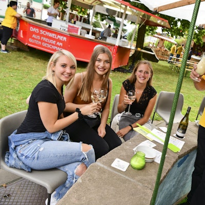 Franz-Josef Sauermann Wein serviert einen Cocktail.