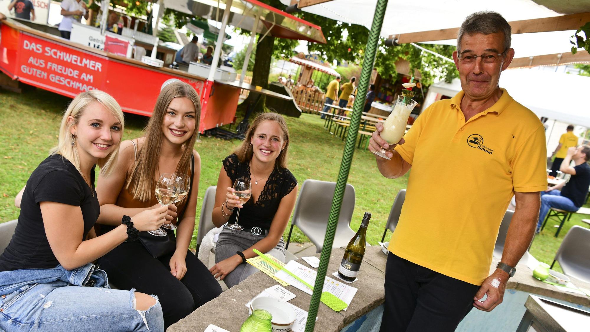 Franz-Josef Sauermann Wein serviert einen Cocktail.