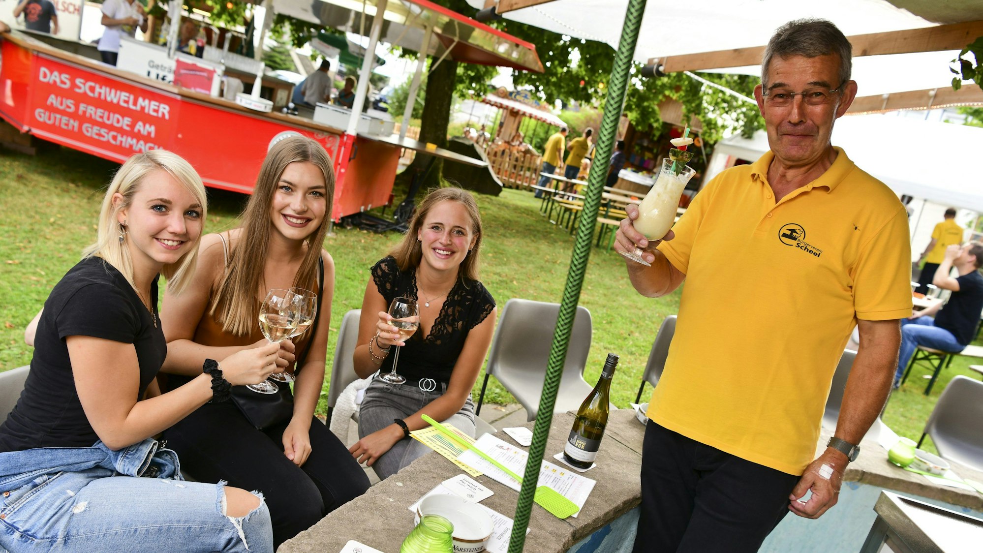 Franz-Josef Sauermann Wein serviert einen Cocktail.