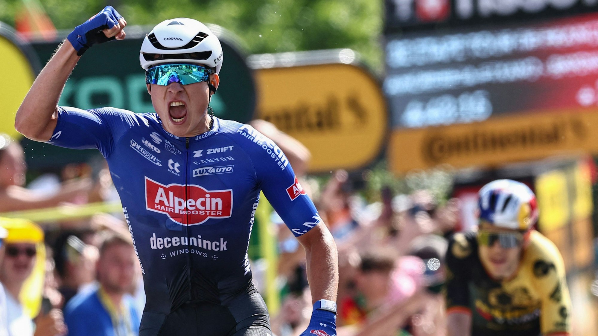 Der Belgier Jasper Philipsen jubelt über seinen Etappensieg.