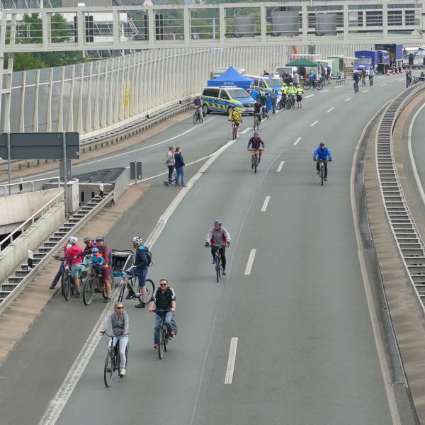 Radfahrer fahren auf einer gesperrten Bundesstraße.