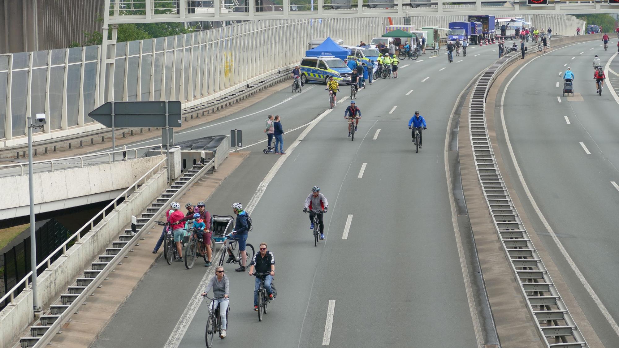 Radfahrer fahren auf einer gesperrten Bundesstraße.