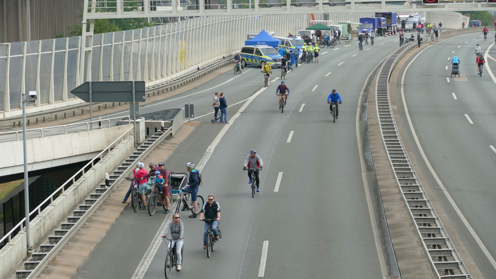 Radfahrer fahren auf einer gesperrten Bundesstraße.