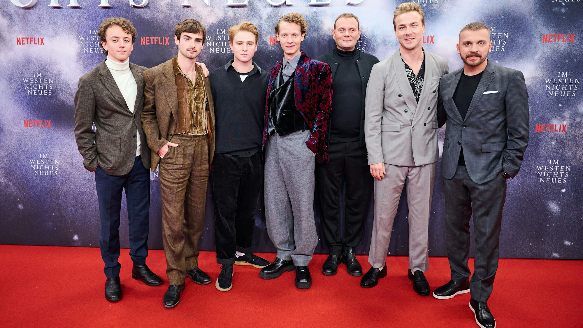 Die Schauspieler Adrian Grünewald (l-r), Aaron Hilmer, Moritz Klaus, Felix Kammerer, Devid Striesow, Albrecht Schuch und Edin Hasanovic kommen zur Premiere ihres Films «Im Westen nichts Neues» ins Kino International.