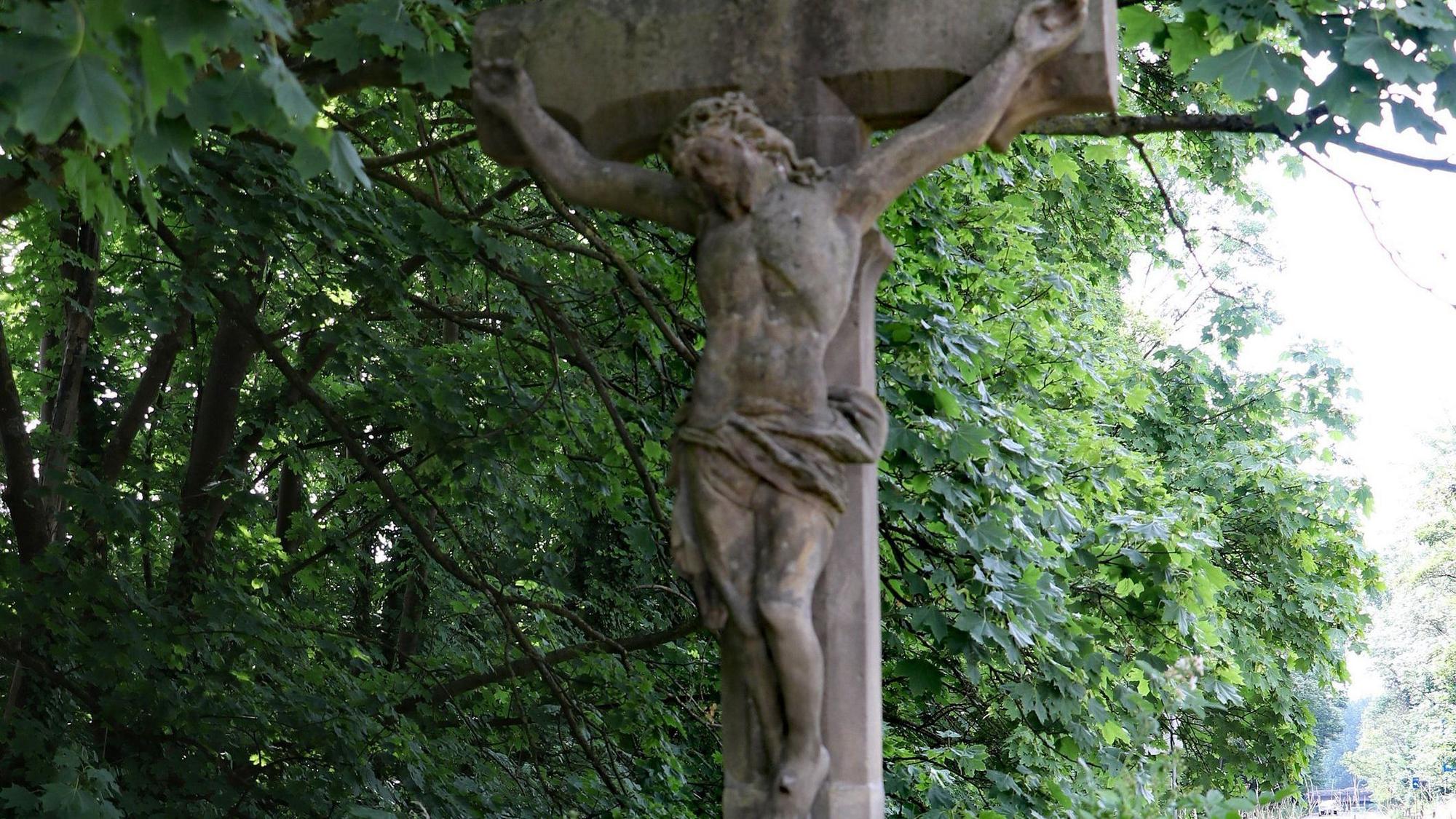 Das Alderather Kreuz an der Schlossstraße.