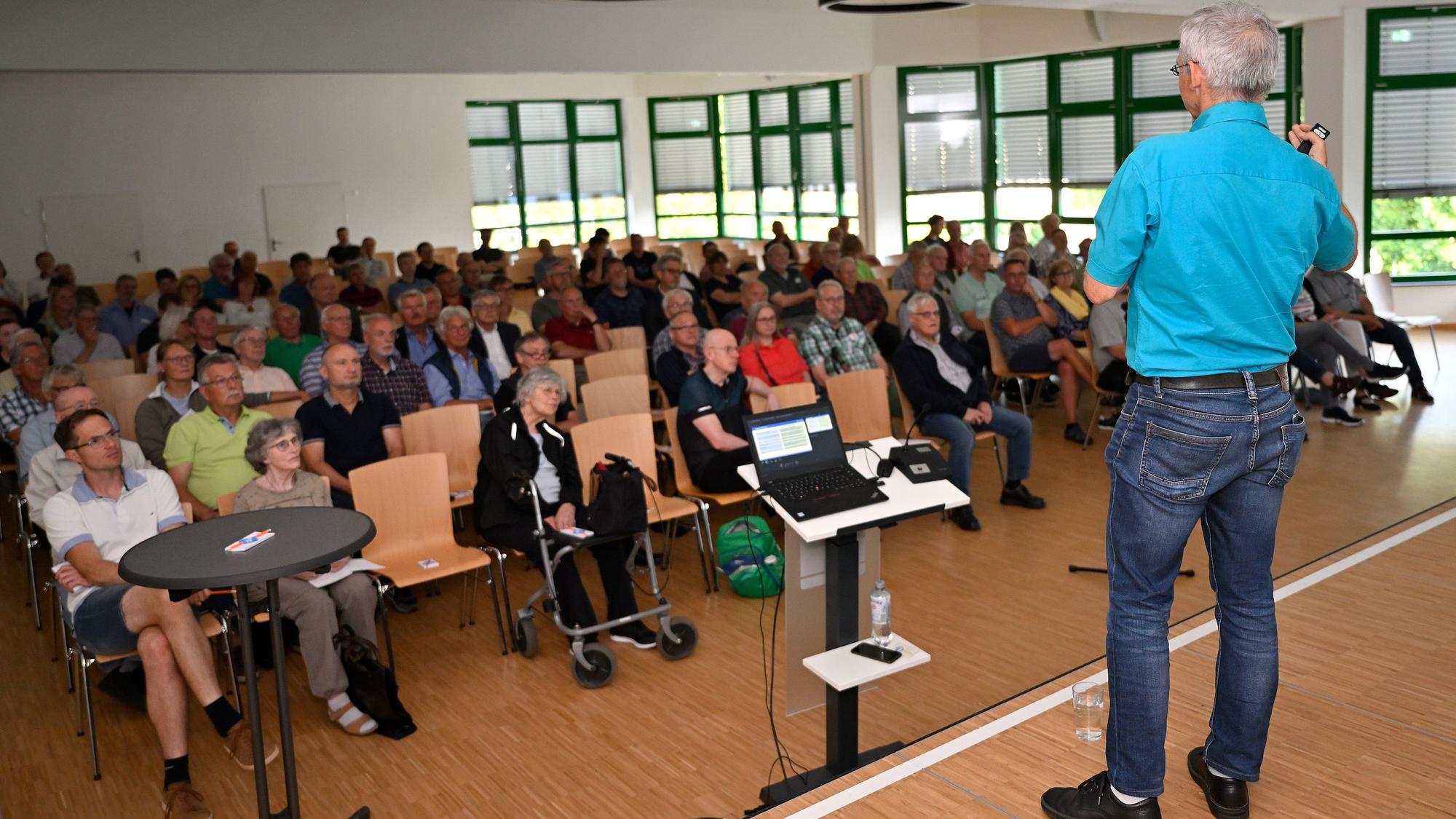 Bürgerhaus Overath, Veranstaltung "Wärmepumpe" der Bürgerstiftung Umwelt und Klimaschutz mit Referent Dr. Peter Klafka.