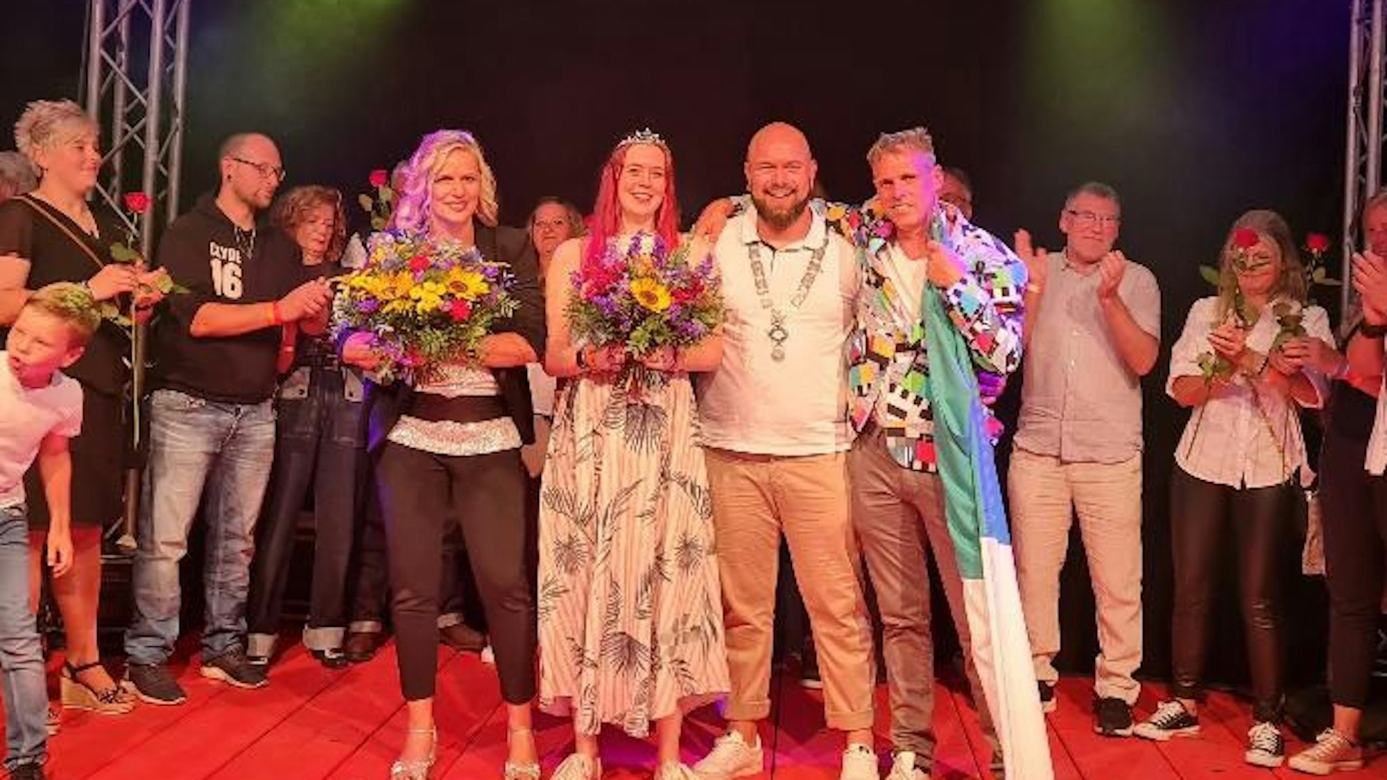 Das ehemalige Königspaar Petra und Andy Rothe (links und rechts außen) übergibt die Regentschaft an Nadine und Marcel Winzer.