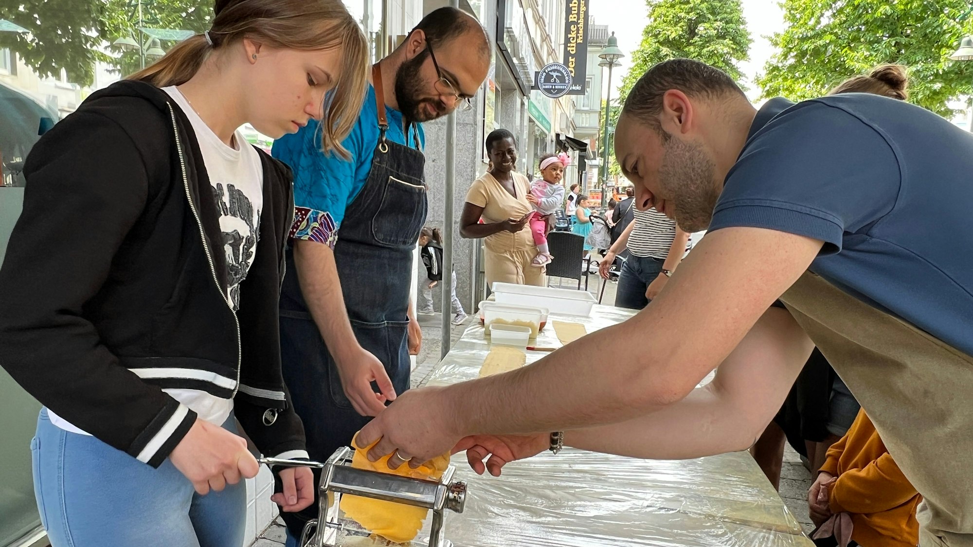 Luigi Falzone (r.) und Koch Umberto Canevari zeigen Eugene, wie man die Nudeln richtig formt.