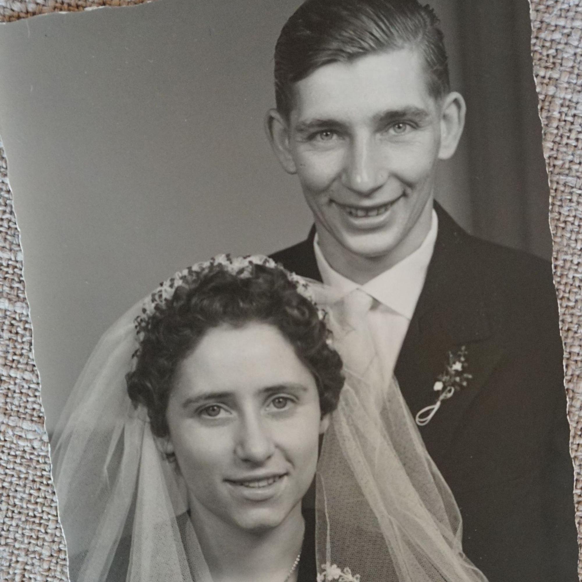 Das schwarz-weiße Hochzeitsfoto von Margret und Bernd Keßenich liegt auf dem Tisch. Darauf sind zwei junge glückliche Verheiratete zu sehen.