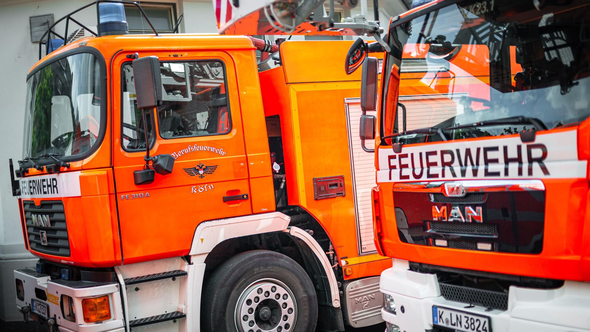 05.09.2019, Köln: Zwei Fahrzeuge der Berufsfeuerwehr Köln stehen auf dem Hof einer Feuerwache. Foto: Matthias Heinekamp - Feuerwehr - Symbolbild, Illustration, Berufsfeuerwehr, Gefahrenabwehr