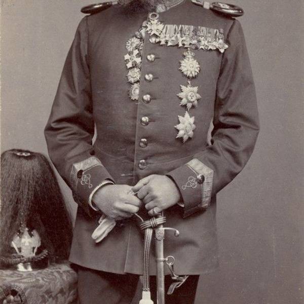 Der Sammler Wilhelm Joest posiert mit Uniform und Orden für die Kamera.