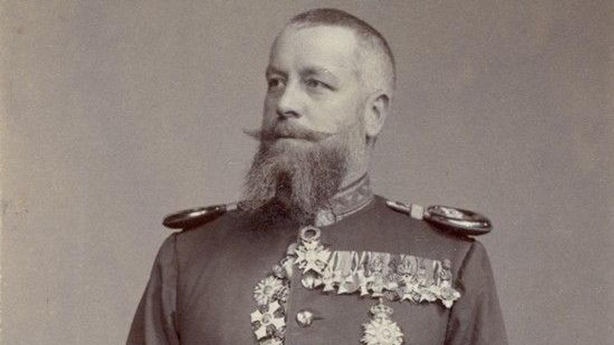 Der Sammler Wilhelm Joest posiert mit Uniform und Orden für die Kamera.