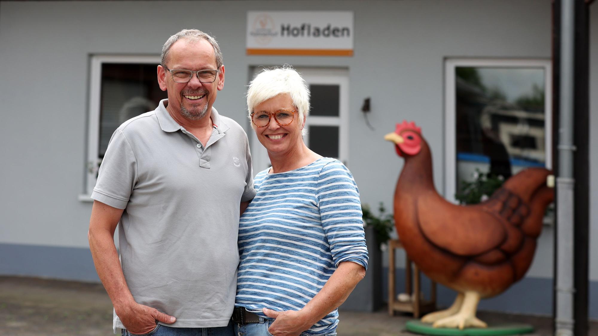 Das Ehepaar Efting steht vor dem Hofladen.