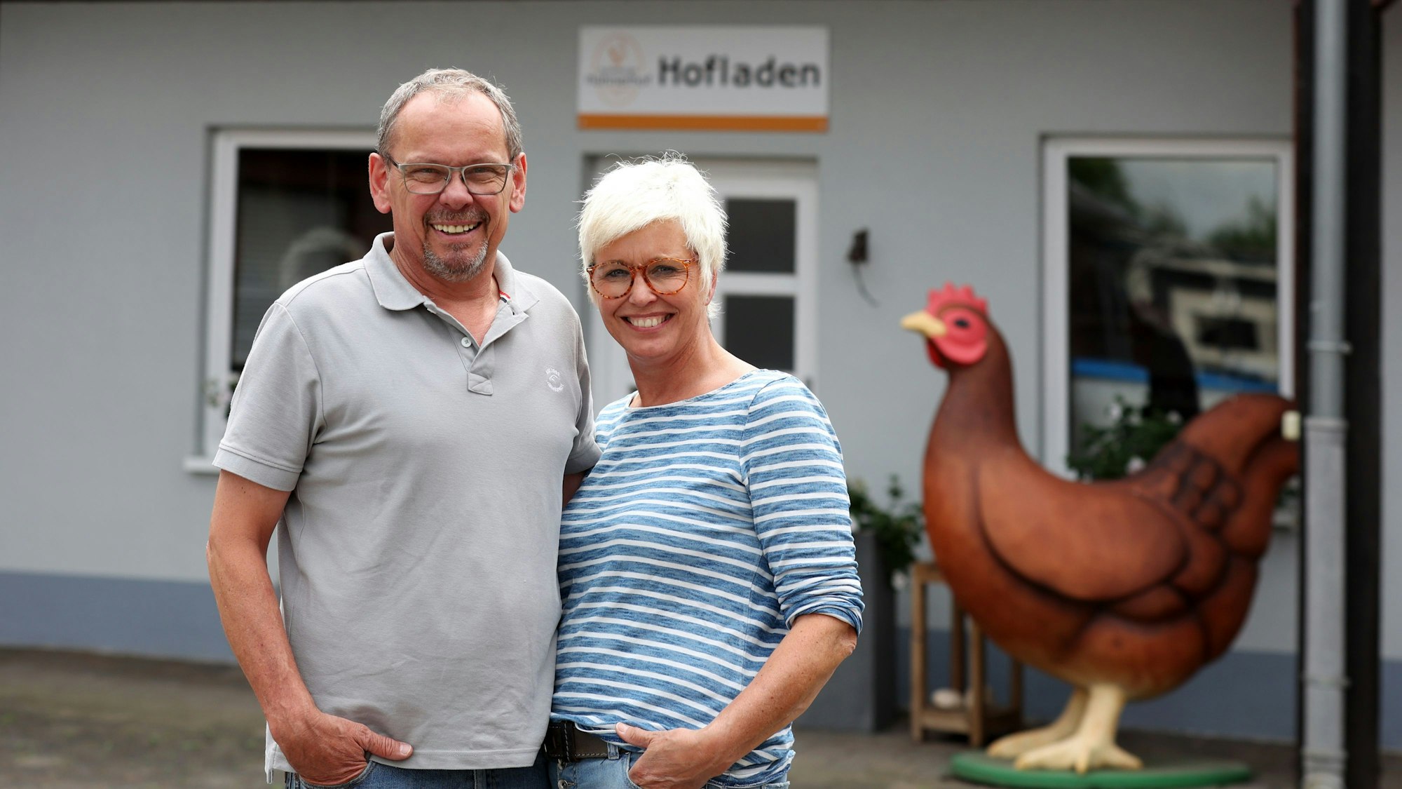 Das Ehepaar Efting steht vor dem Hofladen.