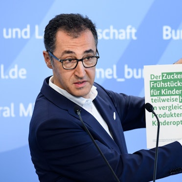 Cem Özdemir (Bündnis 90/Die Grünen), Bundesminister für Ernährung und Landwirtschaft, äußert sich bei einer Pressekonferenz im Bundesministerium für Ernährung und Landwirtschaft zu einem Produktmonitoring des Max Rubner-Instituts (MRI) zu Zucker, Fetten und Salz in Fertigprodukten für Kinder.