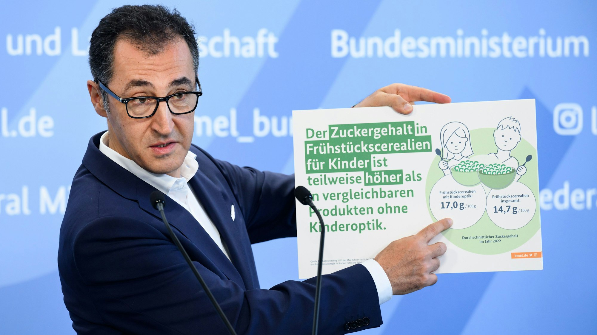Cem Özdemir (Bündnis 90/Die Grünen), Bundesminister für Ernährung und Landwirtschaft, äußert sich bei einer Pressekonferenz im Bundesministerium für Ernährung und Landwirtschaft zu einem Produktmonitoring des Max Rubner-Instituts (MRI) zu Zucker, Fetten und Salz in Fertigprodukten für Kinder.