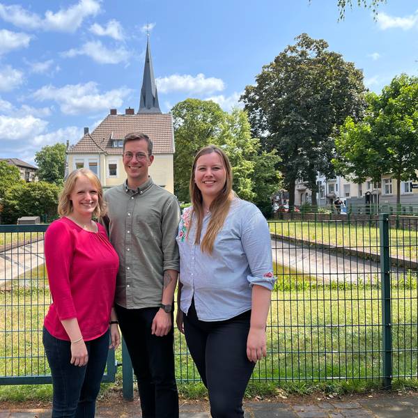 Die evangelischen Geistlichen Judith Manderla, Malte Würzbach und Charlotte Fischer stehen an der Dönhoffstraße in Wiesdorf.