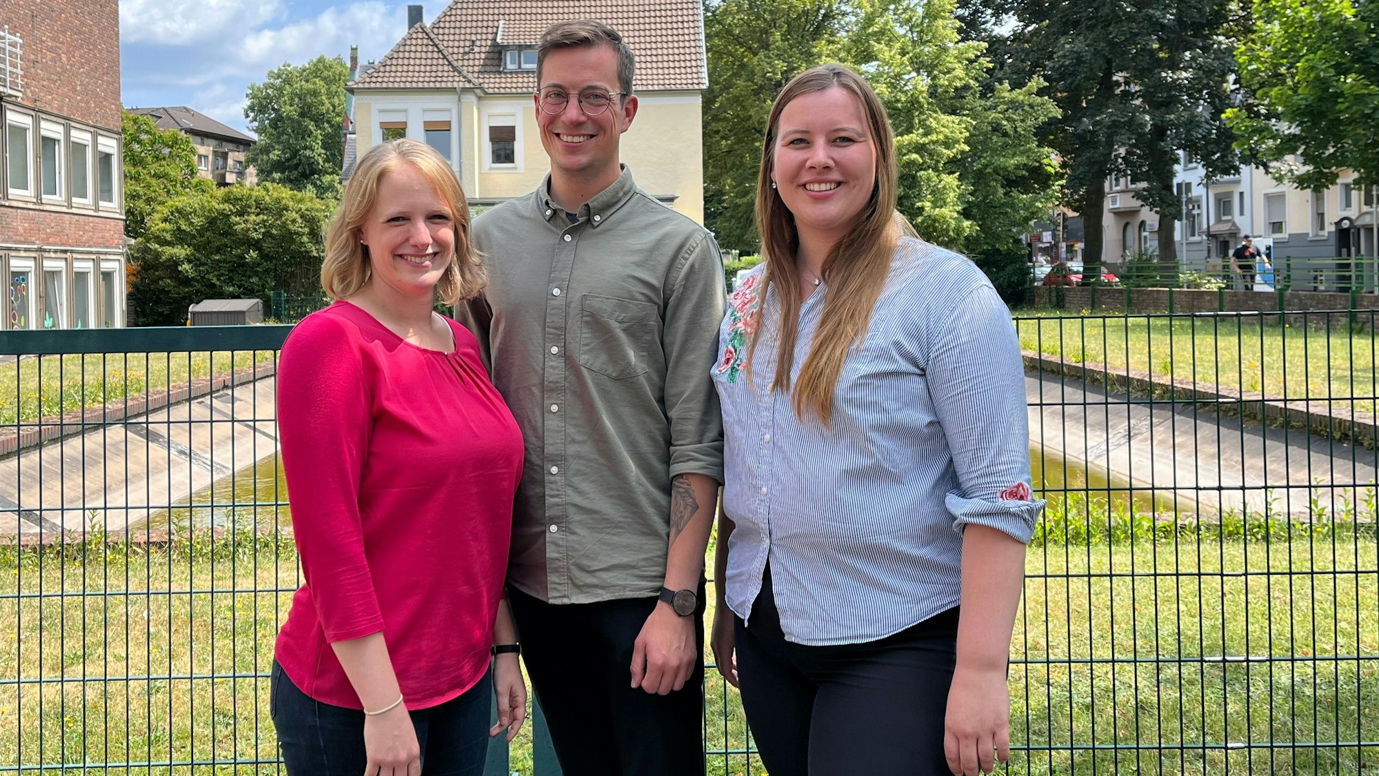 Die evangelischen Geistlichen Judith Manderla, Malte Würzbach und Charlotte Fischer stehen an der Dönhoffstraße in Wiesdorf.