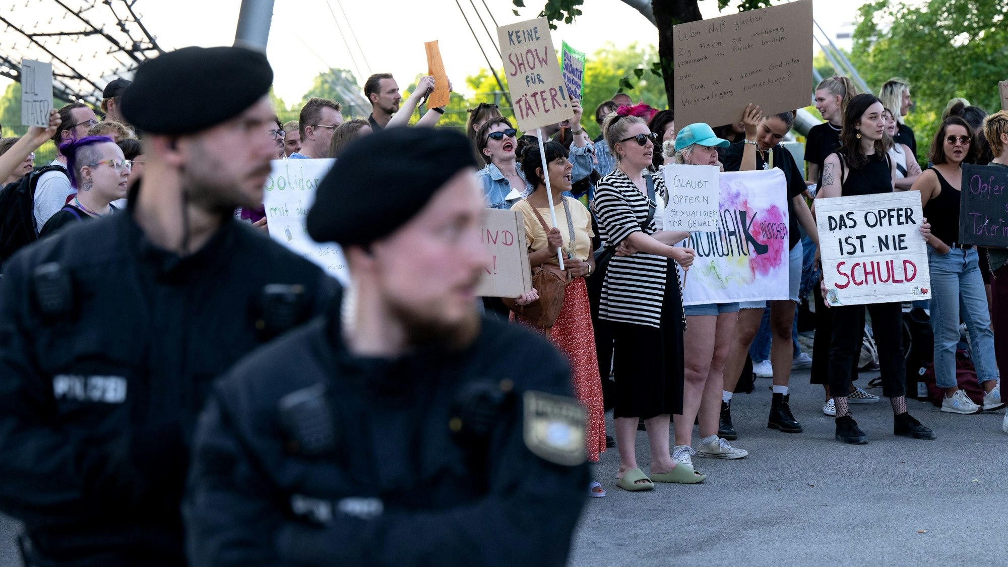 Rammstein-Konzert am 7. Juni in München: Menschen protestieren gegen den Auftritt der Band und Till Lindemann.