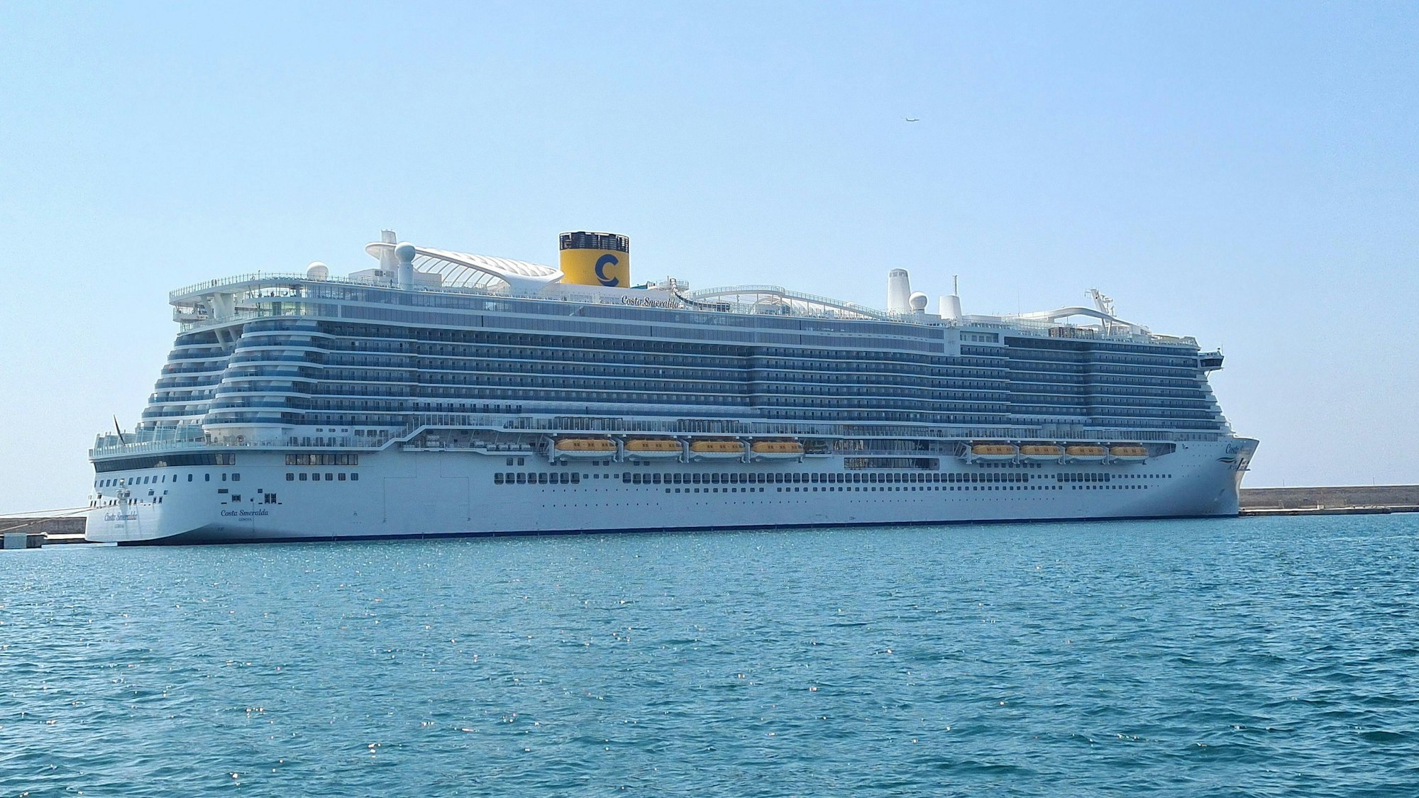 Das Kreuzfahrtschiff Costa Smeralda im Hafen von Palma de Mallorca.
