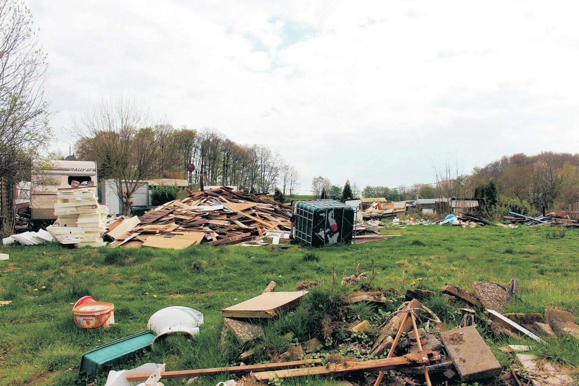 Nach der Schließung des Campingplatzes Hasenberg 2016 lagen Sperrmüll- und sonstige Trümmer auf der Wiese.